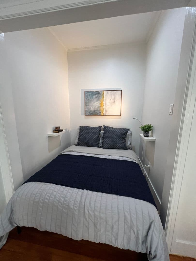 Los Angeles Apartment: 2050 Dracena Drive