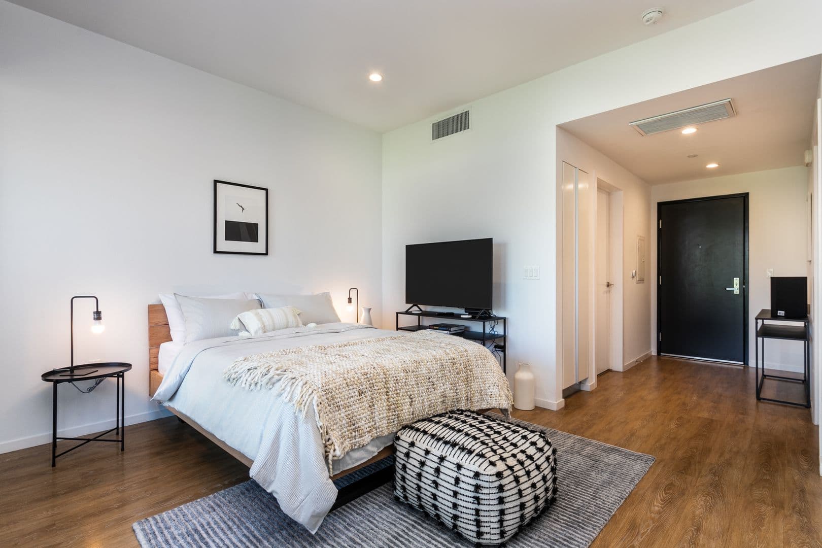 Los Angeles Apartment: 1737 N Las Palmas Ave