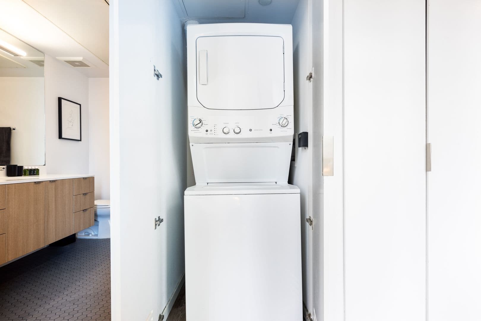 Los Angeles Apartment: 1737 N Las Palmas Ave