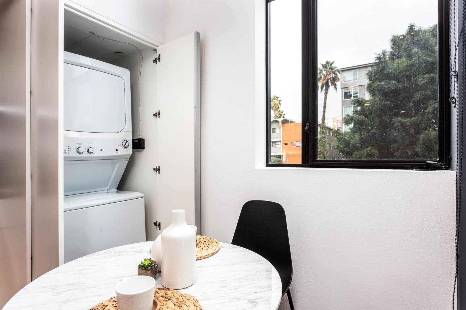 Los Angeles Apartment: 1737 N Las Palmas Ave