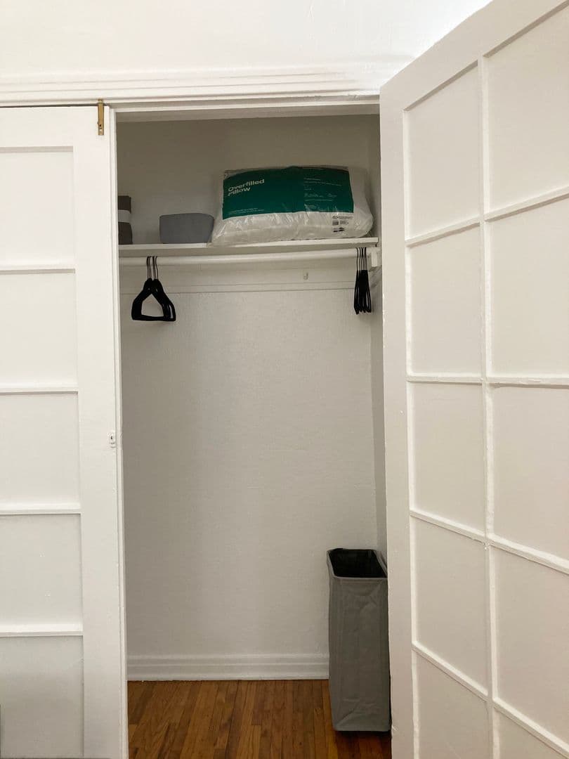 Los Angeles Apartment: 660 S. Cloverdale Ave.