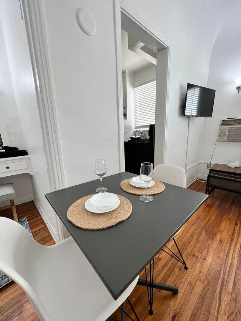 Los Angeles Apartment: 660 S. Cloverdale Ave.