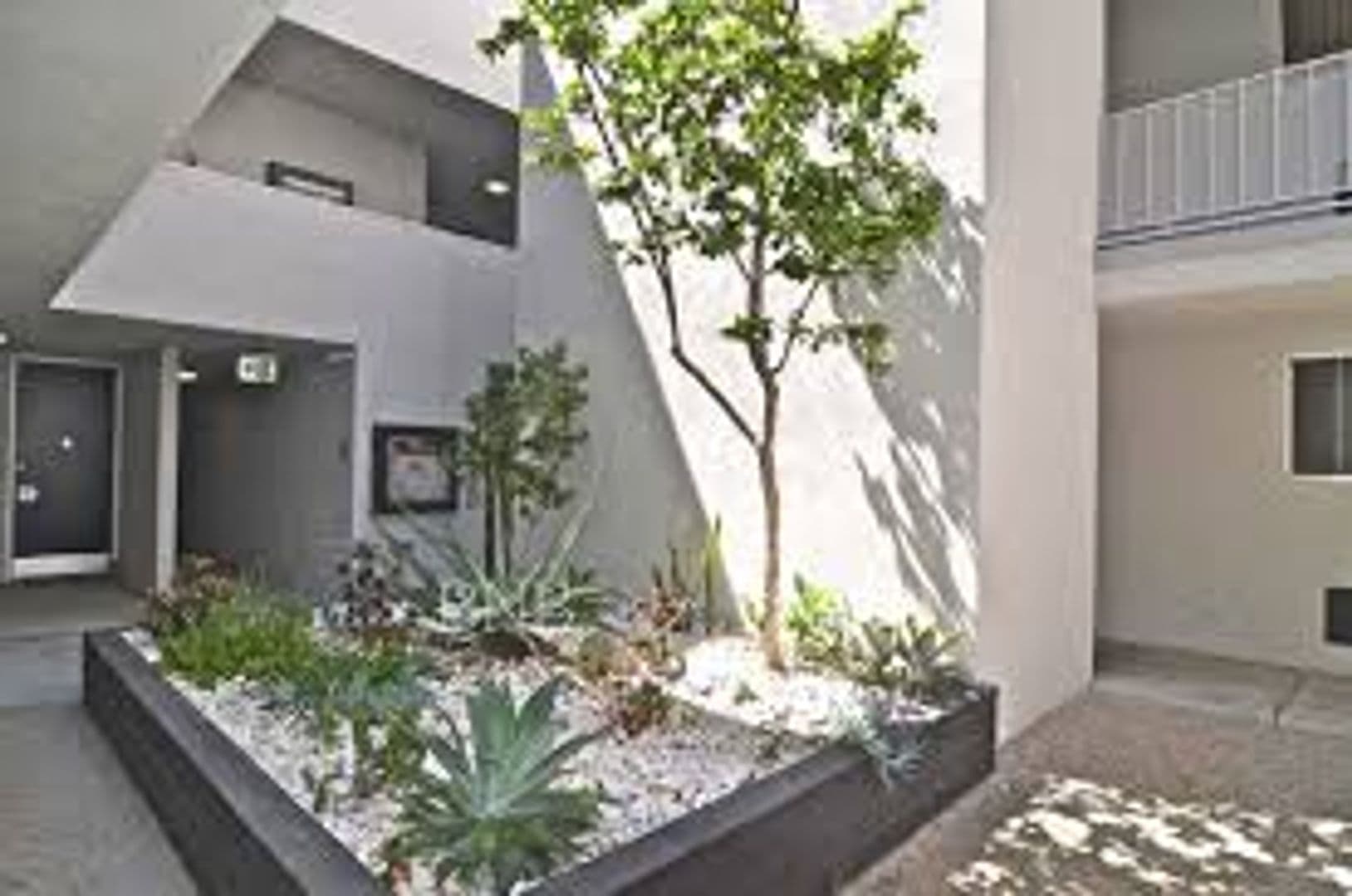 Santa Monica Apartment: 938 4th St.