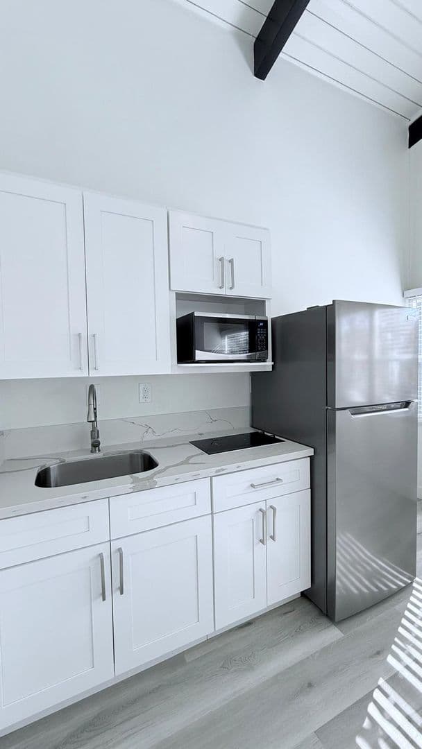 Los Angeles Apartment: 4043 Buckingham Rd.