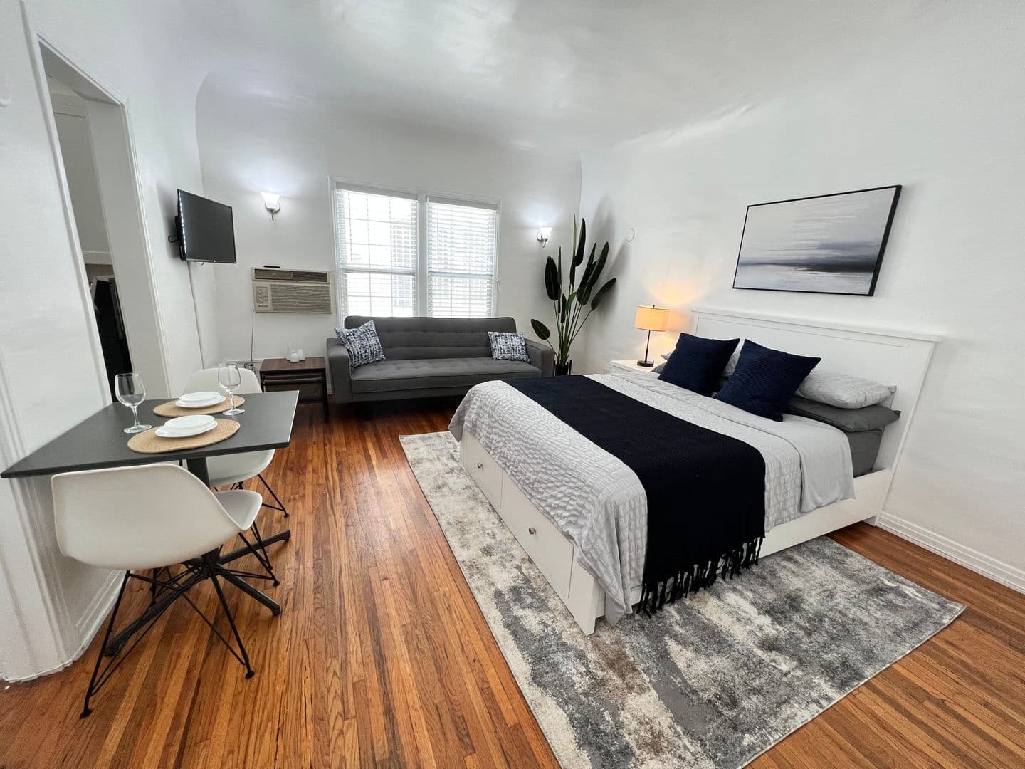 Los Angeles Apartment: 660 S. Cloverdale Ave.