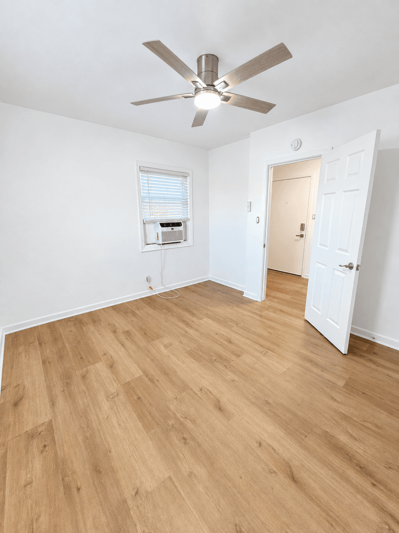 West Hollywood Apartment: 990 Palm Avenue