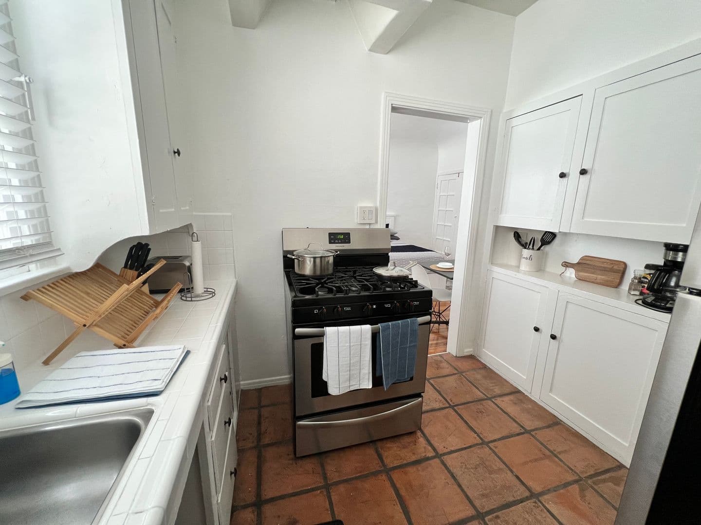 Los Angeles Apartment: 660 S. Cloverdale Ave.
