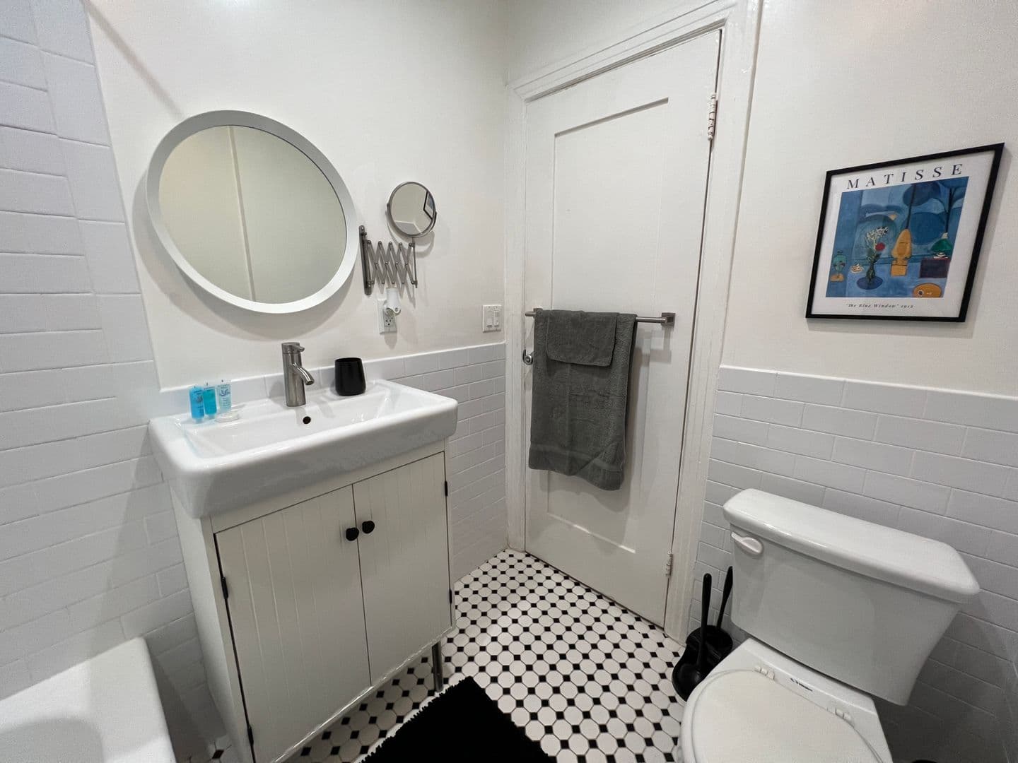 Los Angeles Apartment: 2050 Dracena Drive