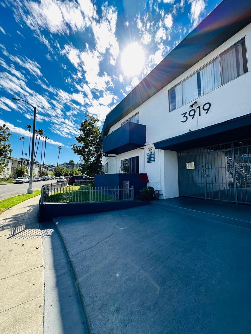 Los Angeles Apartment: 3919 Ursula Ave.