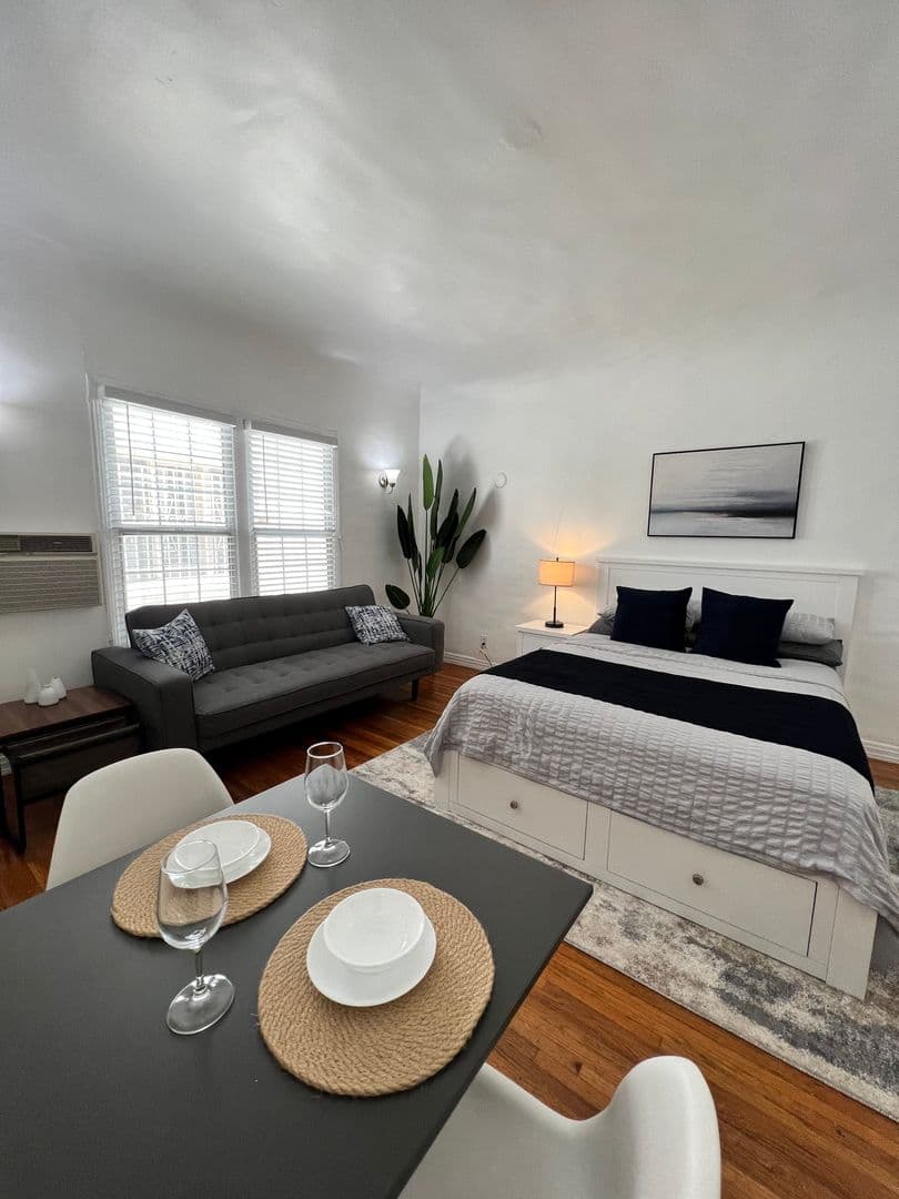 Los Angeles Apartment: 660 S. Cloverdale Ave.