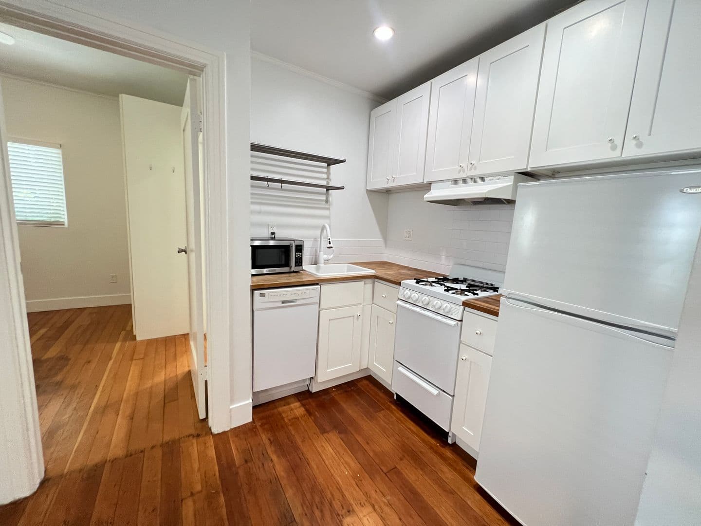 Los Angeles Apartment: 2050 Dracena Drive