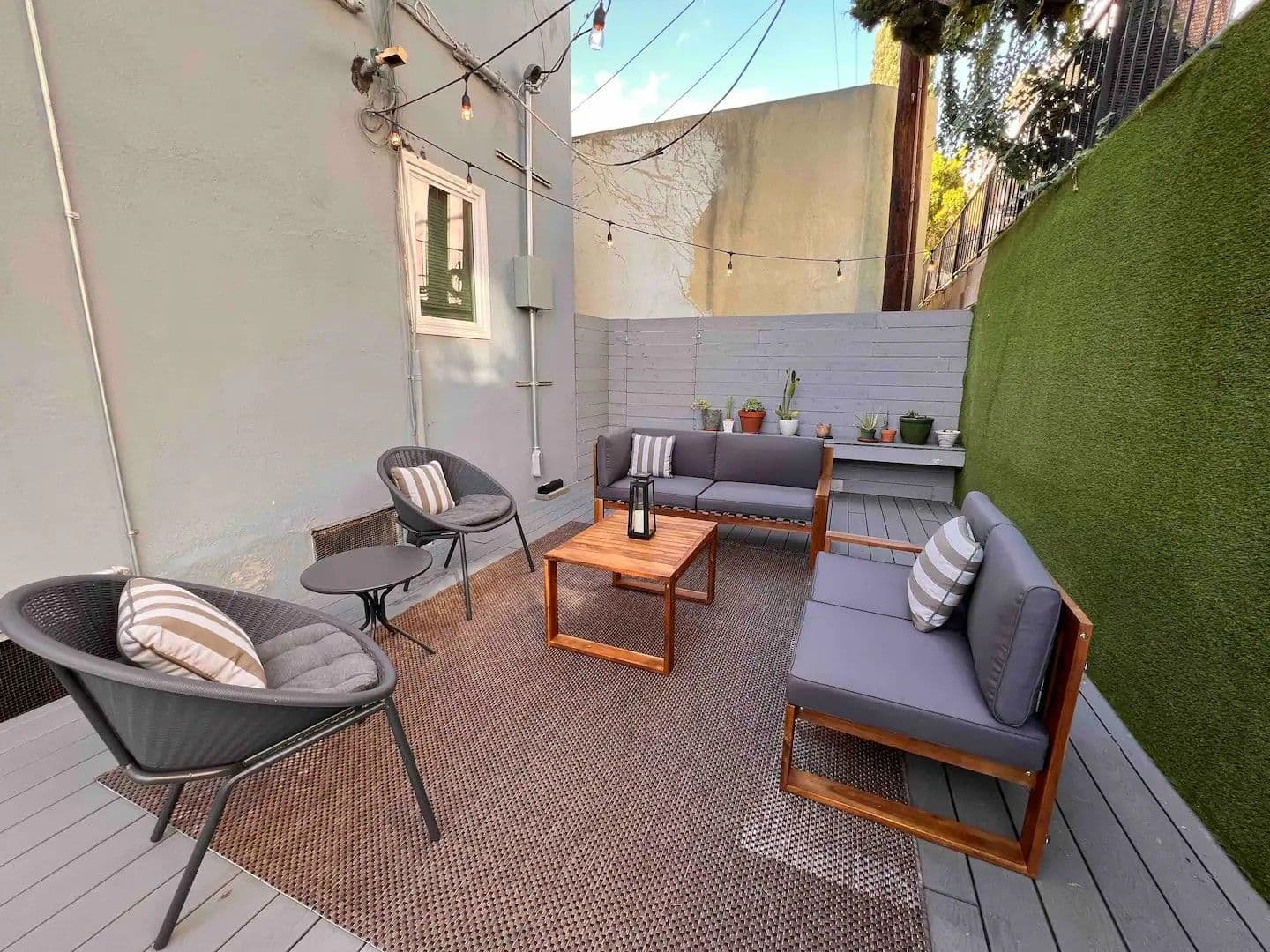 Los Angeles Apartment: 2050 Dracena Drive