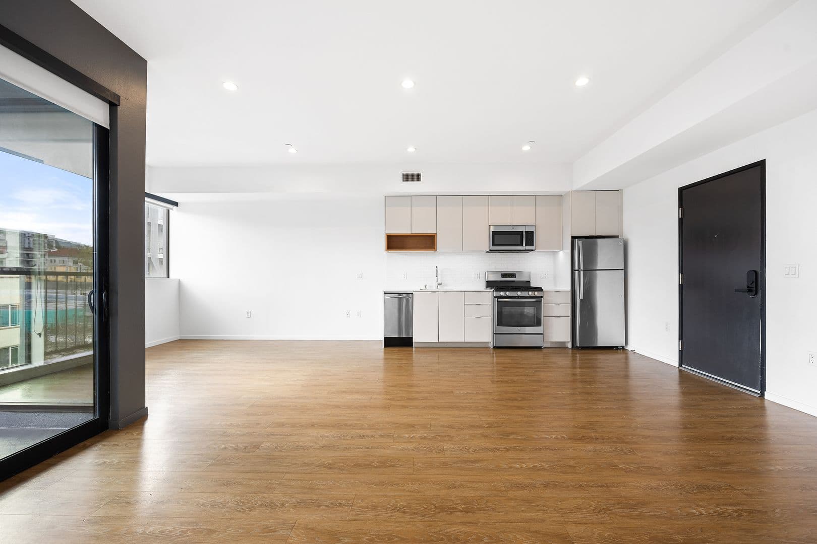 Los Angeles Apartment: 1737 N Las Palmas Ave