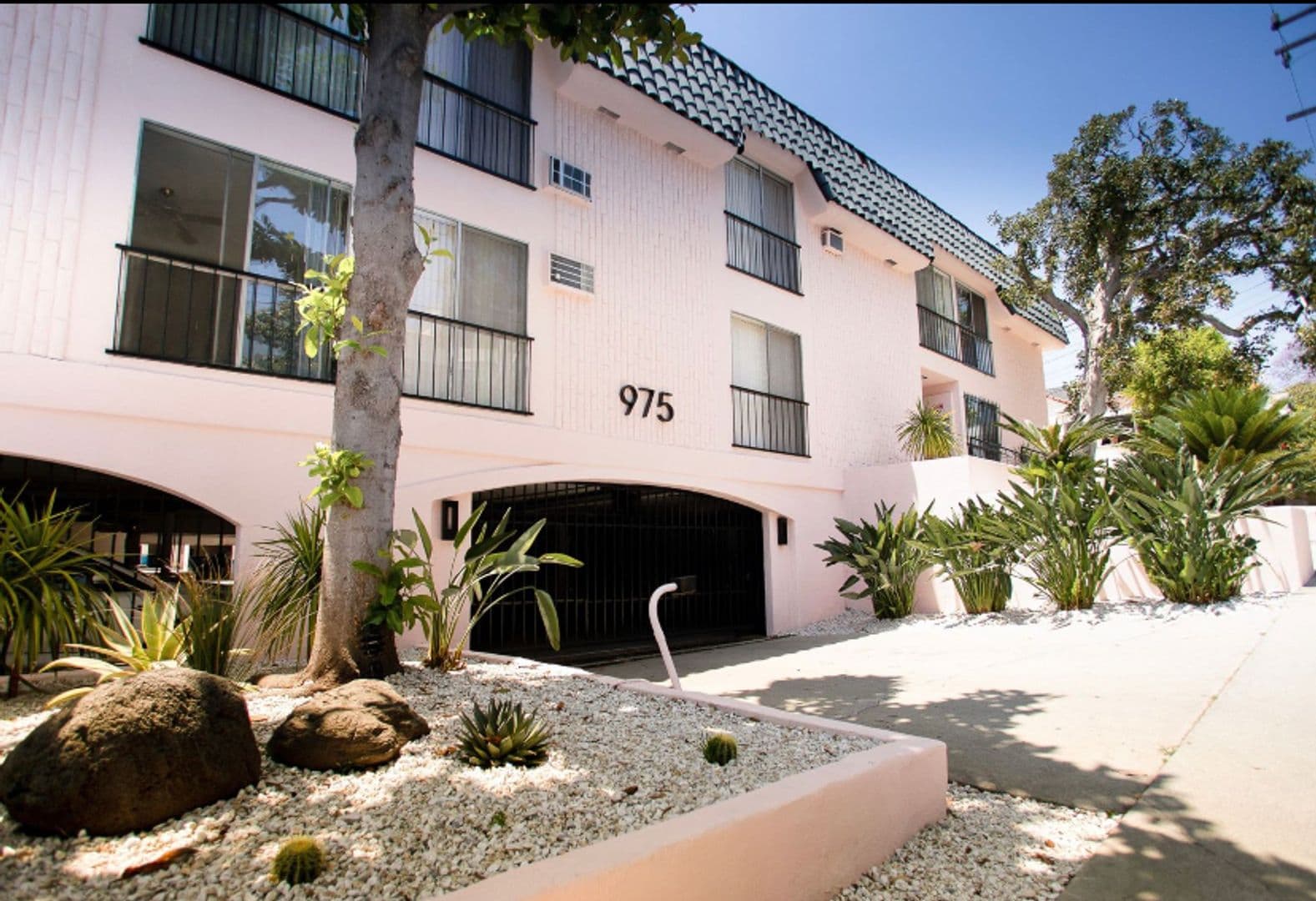 West Hollywood Apartment: 954 Palm Ave.