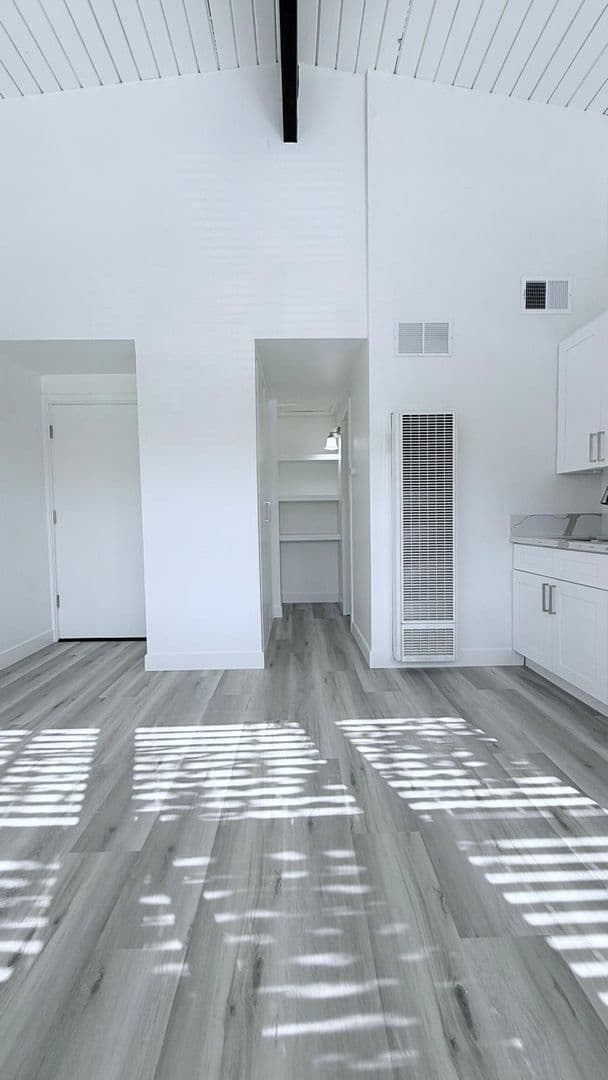Los Angeles Apartment: 4043 Buckingham Rd.