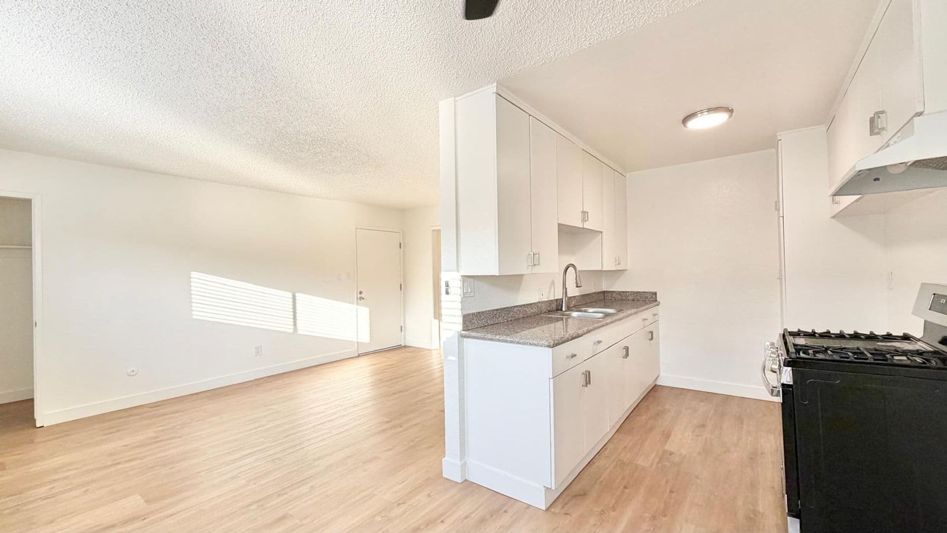 Los Angeles Apartment: 637 W. 79th