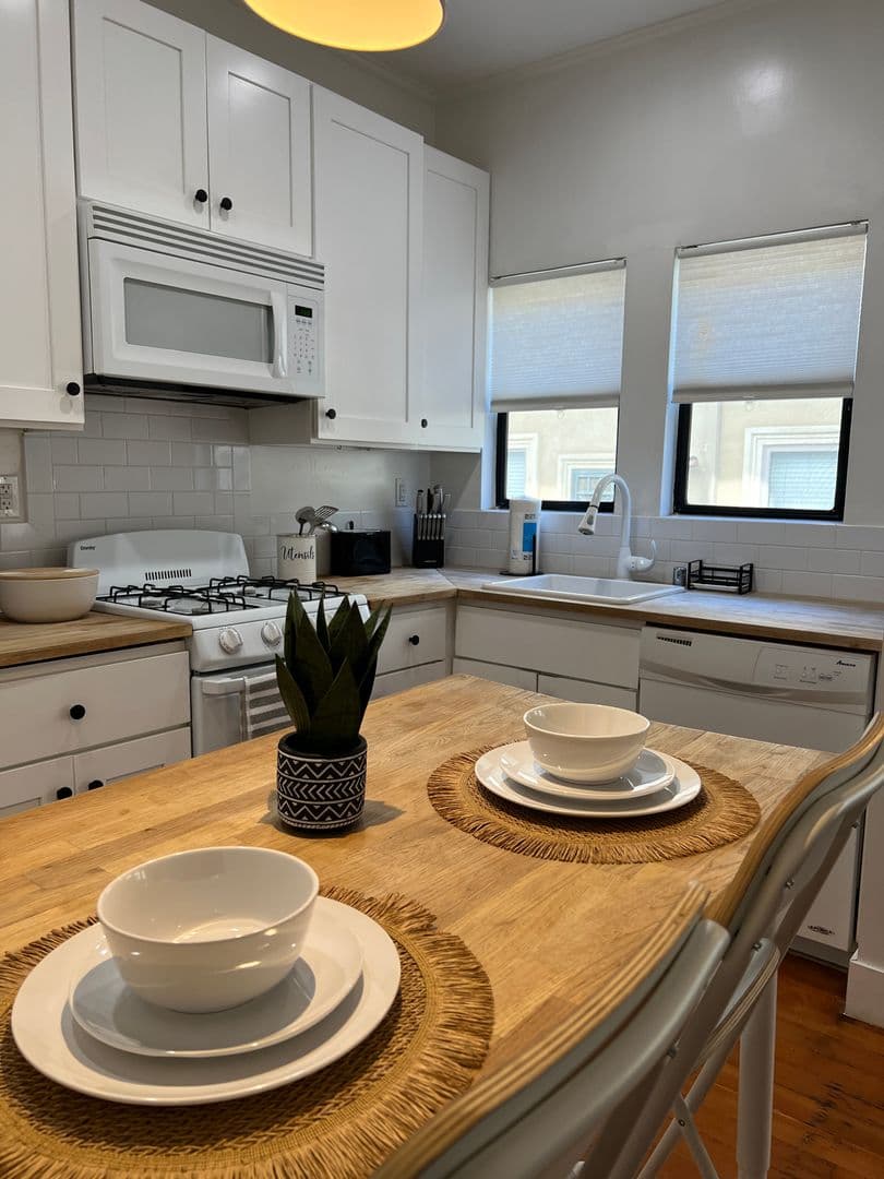 Los Angeles Apartment: 2050 Dracena Drive