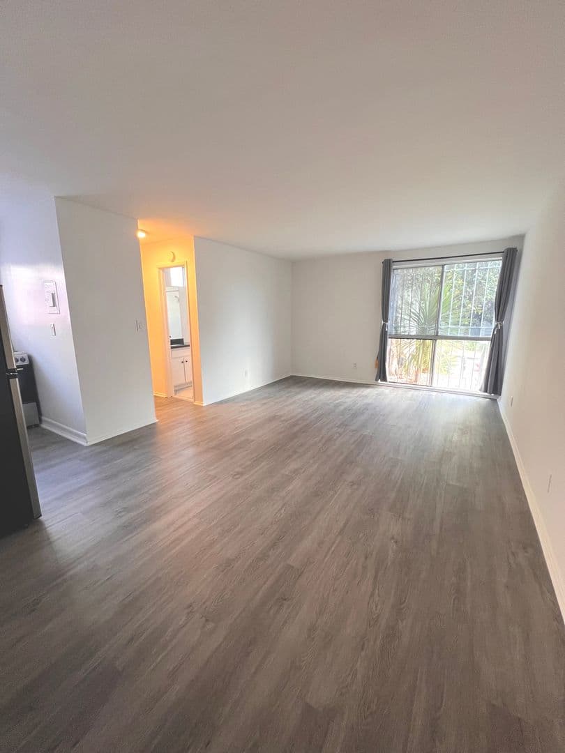 West Hollywood Apartment: 954 Palm Ave.