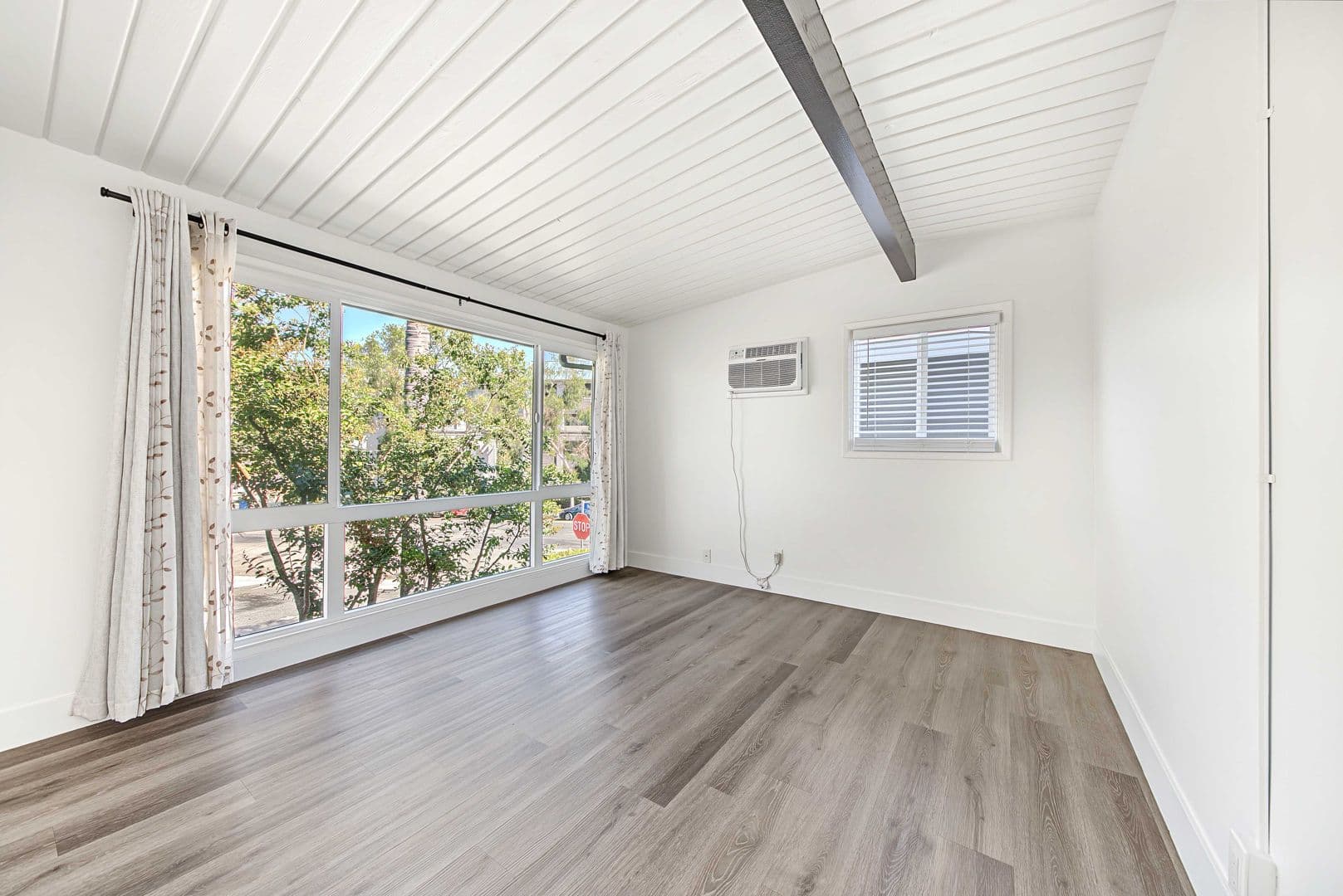 Los Angeles Apartment: 4004 Palmwood Drive