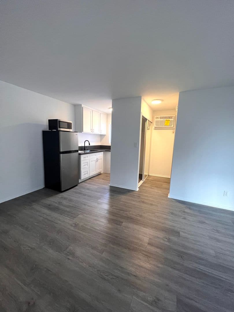 West Hollywood Apartment: 954 Palm Ave.