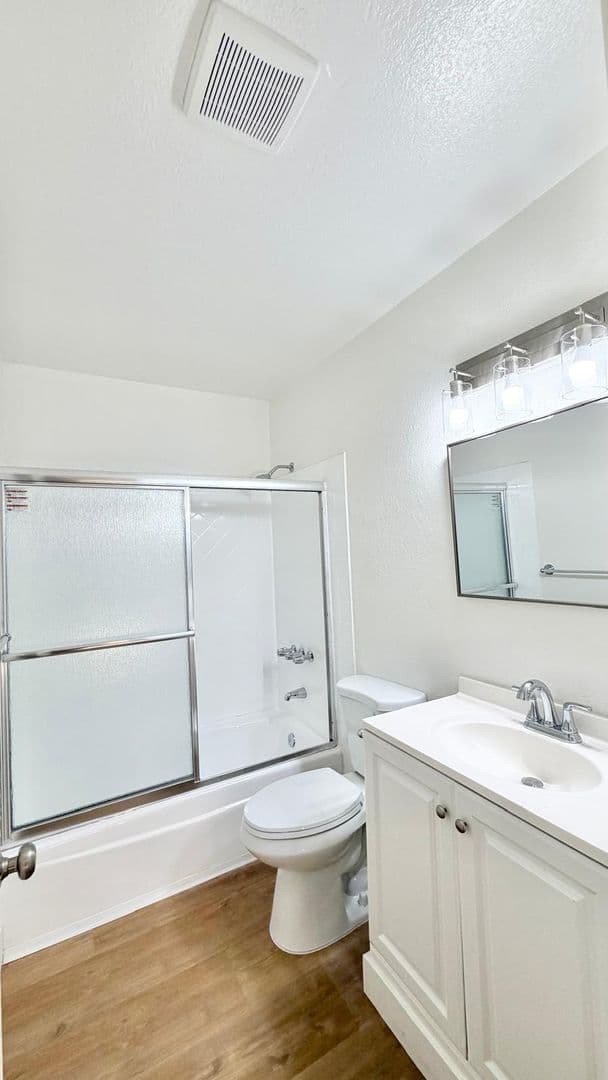 Los Angeles Apartment: 637 W. 79th