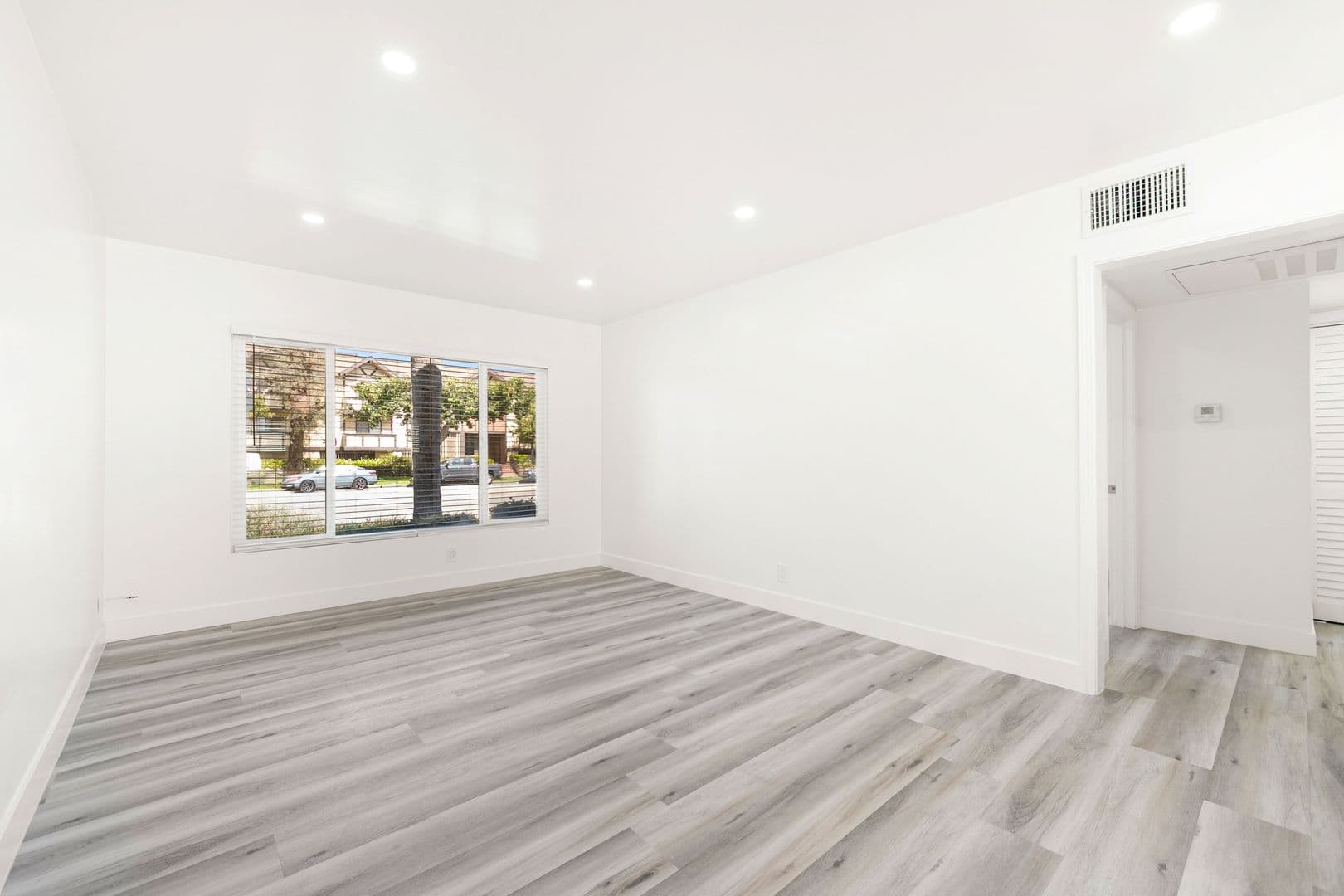 Valley Village Apartment: 12656 Burbank Blvd
