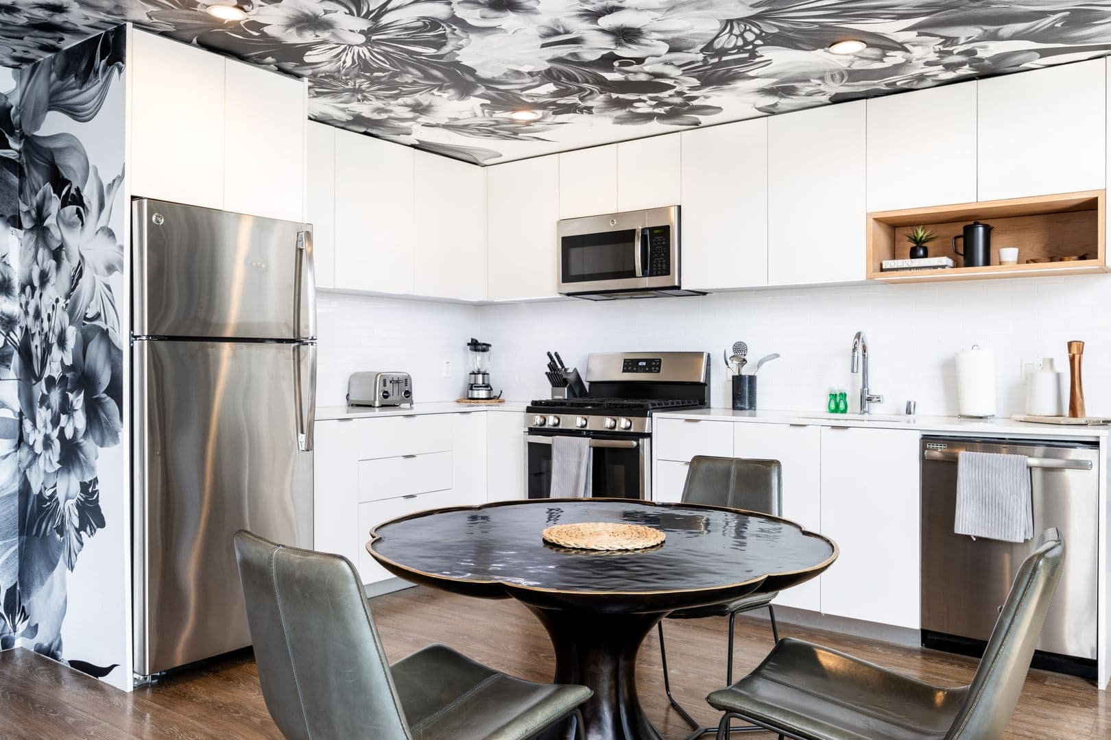 Los Angeles Apartment: 1737 N Las Palmas Ave