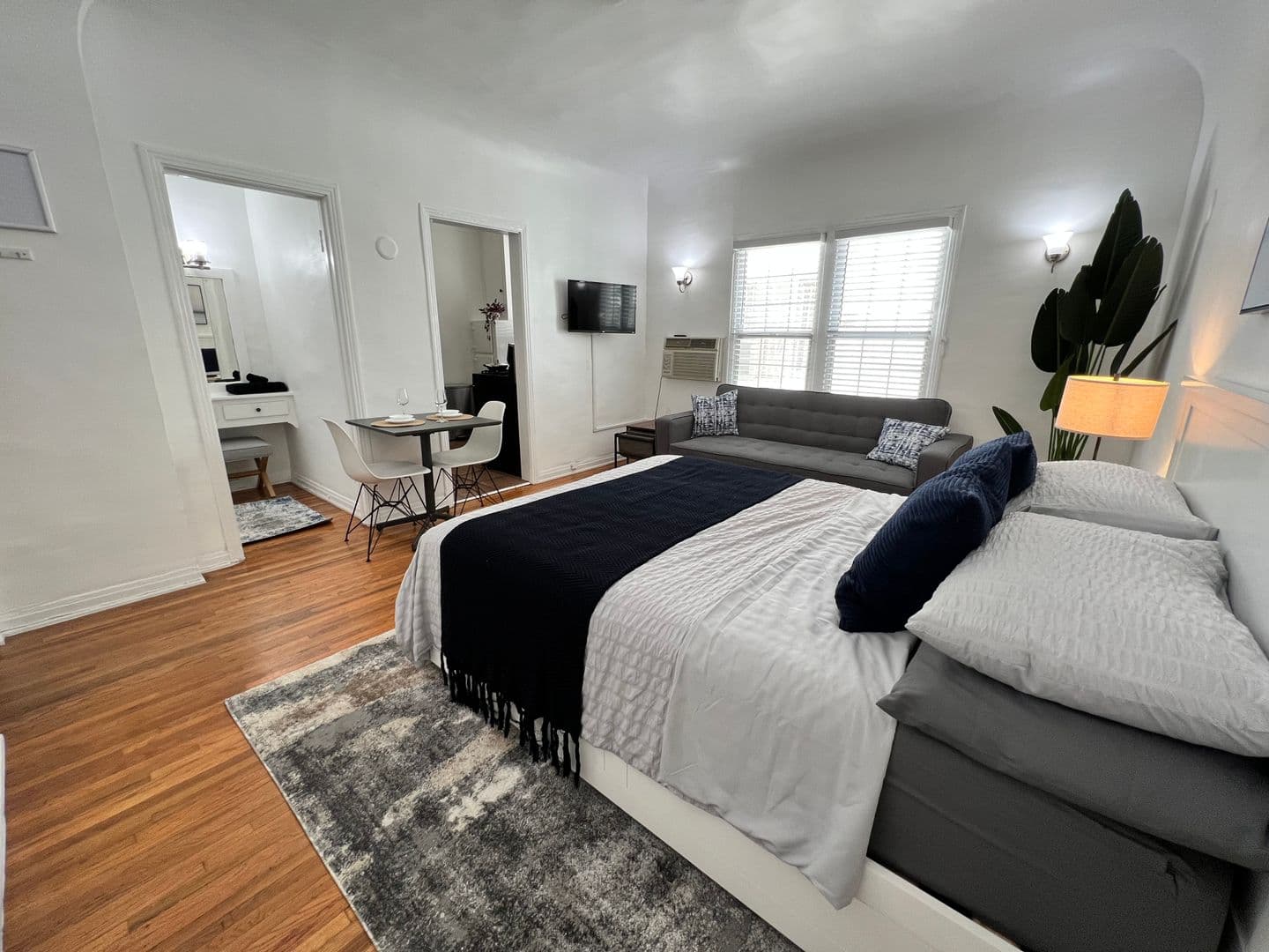 Los Angeles Apartment: 660 S. Cloverdale Ave.