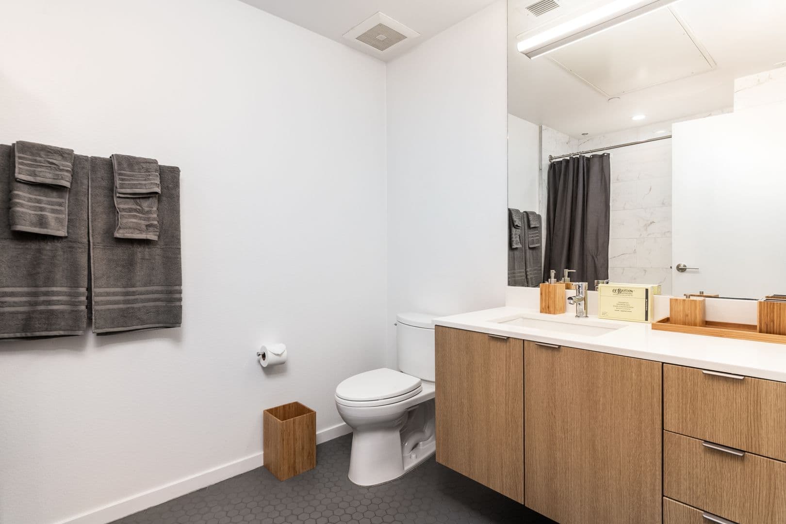 Los Angeles Apartment: 1737 N Las Palmas Ave