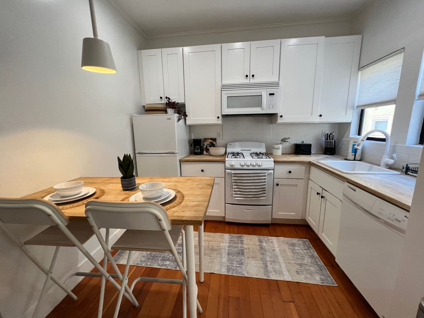 Los Angeles Apartment: 2050 Dracena Drive