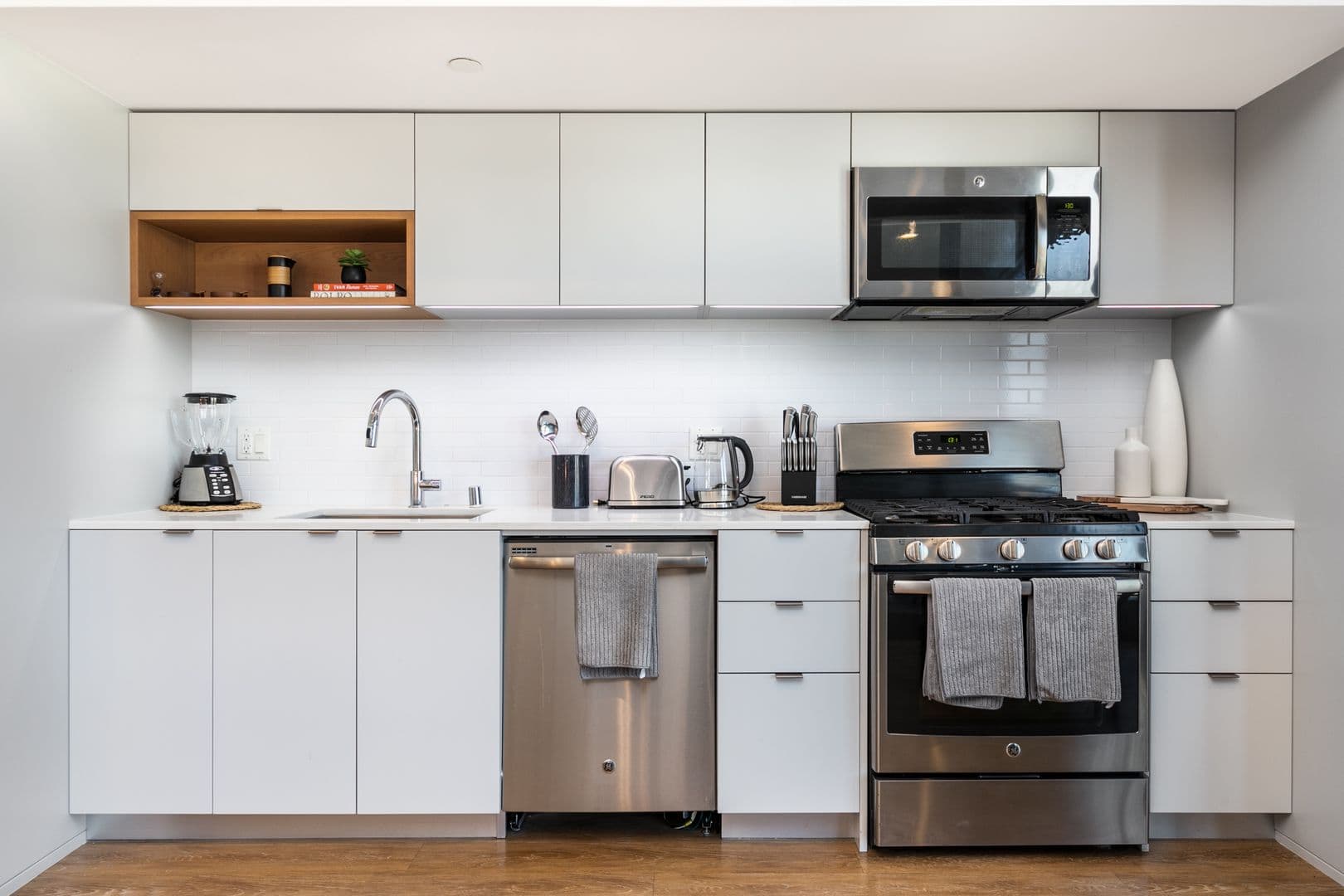 Los Angeles Apartment: 1737 N Las Palmas Ave