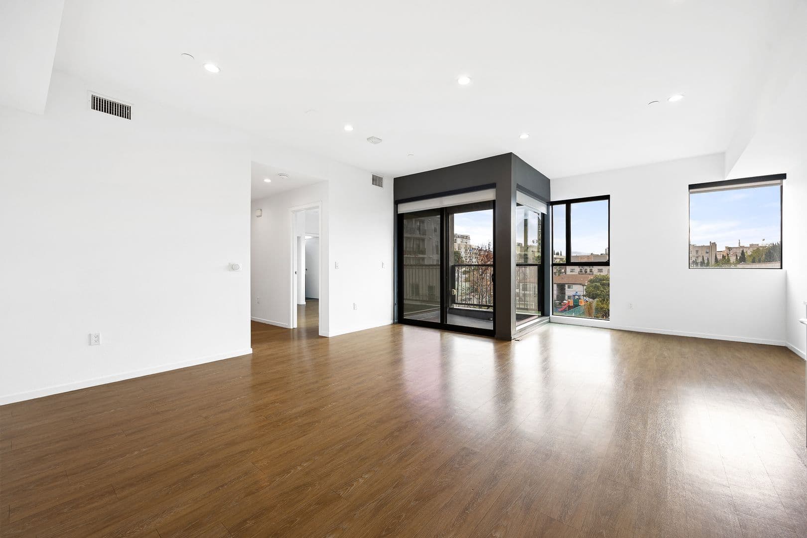 Los Angeles Apartment: 1737 N Las Palmas Ave