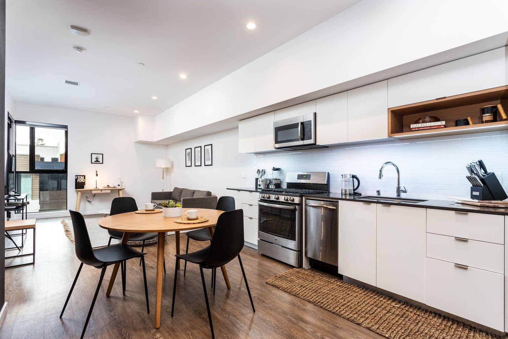 Los Angeles Apartment: 1737 N Las Palmas Ave
