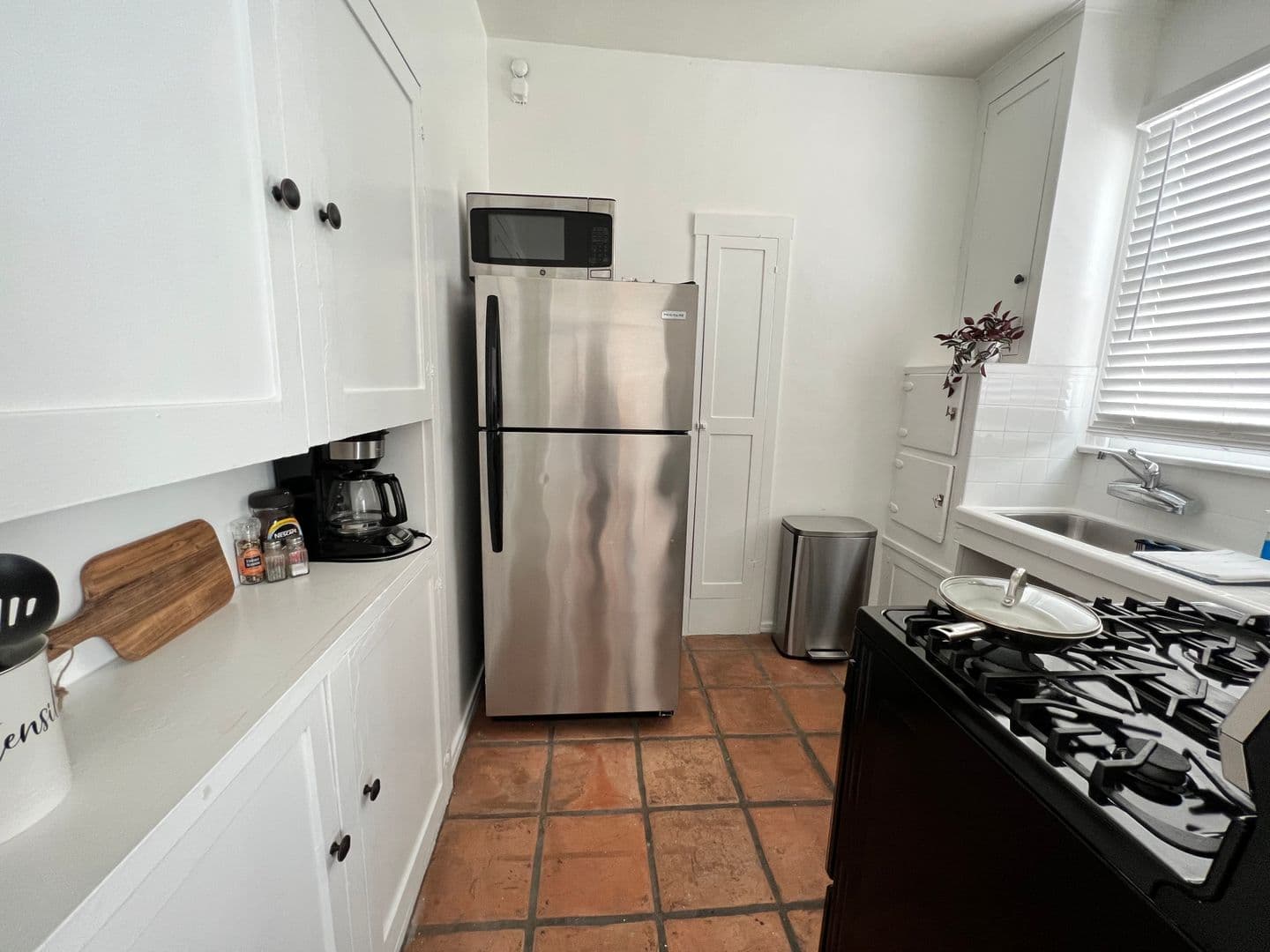 Los Angeles Apartment: 660 S. Cloverdale Ave.