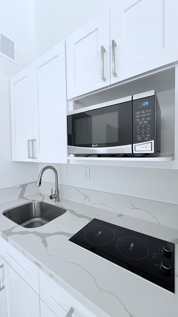 Los Angeles Apartment: 4043 Buckingham Rd.