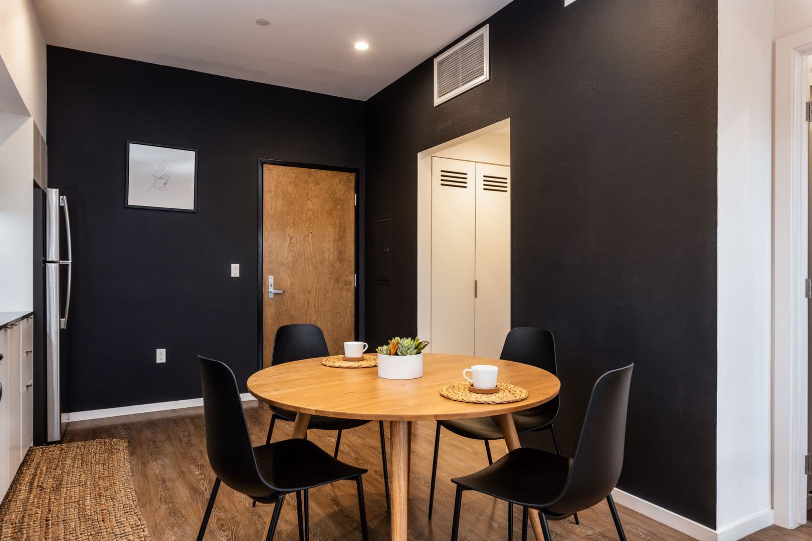 Los Angeles Apartment: 1737 N Las Palmas Ave