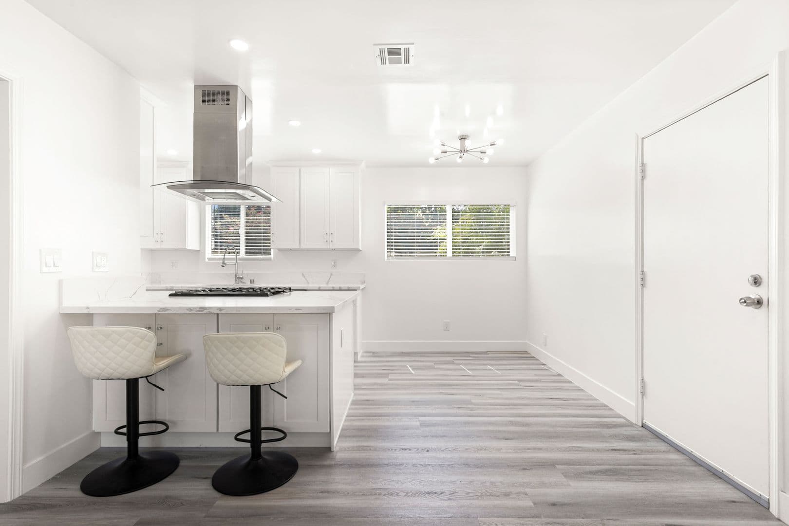 Valley Village Apartment: 12656 Burbank Blvd
