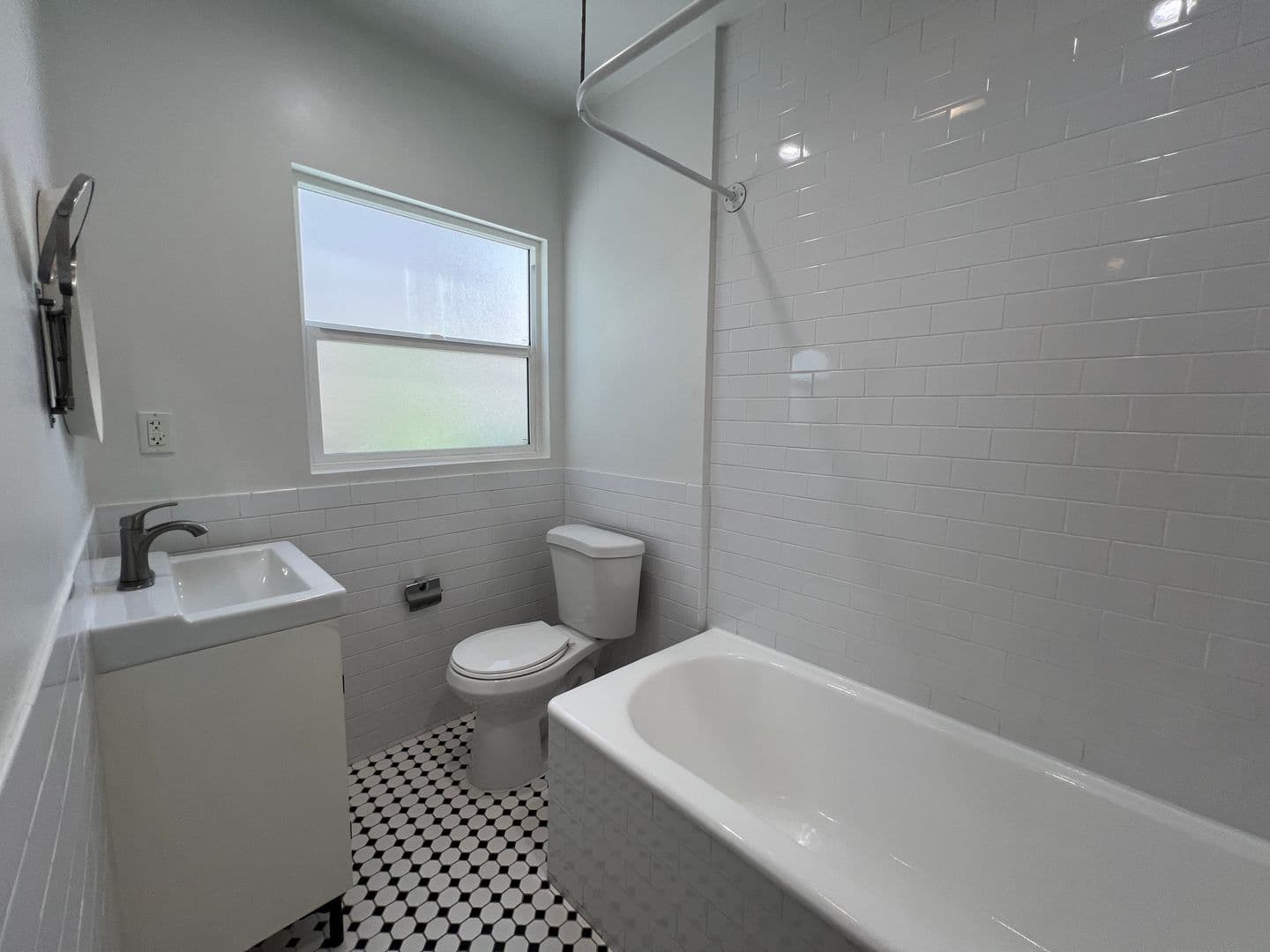 Los Angeles Apartment: 2050 Dracena Drive