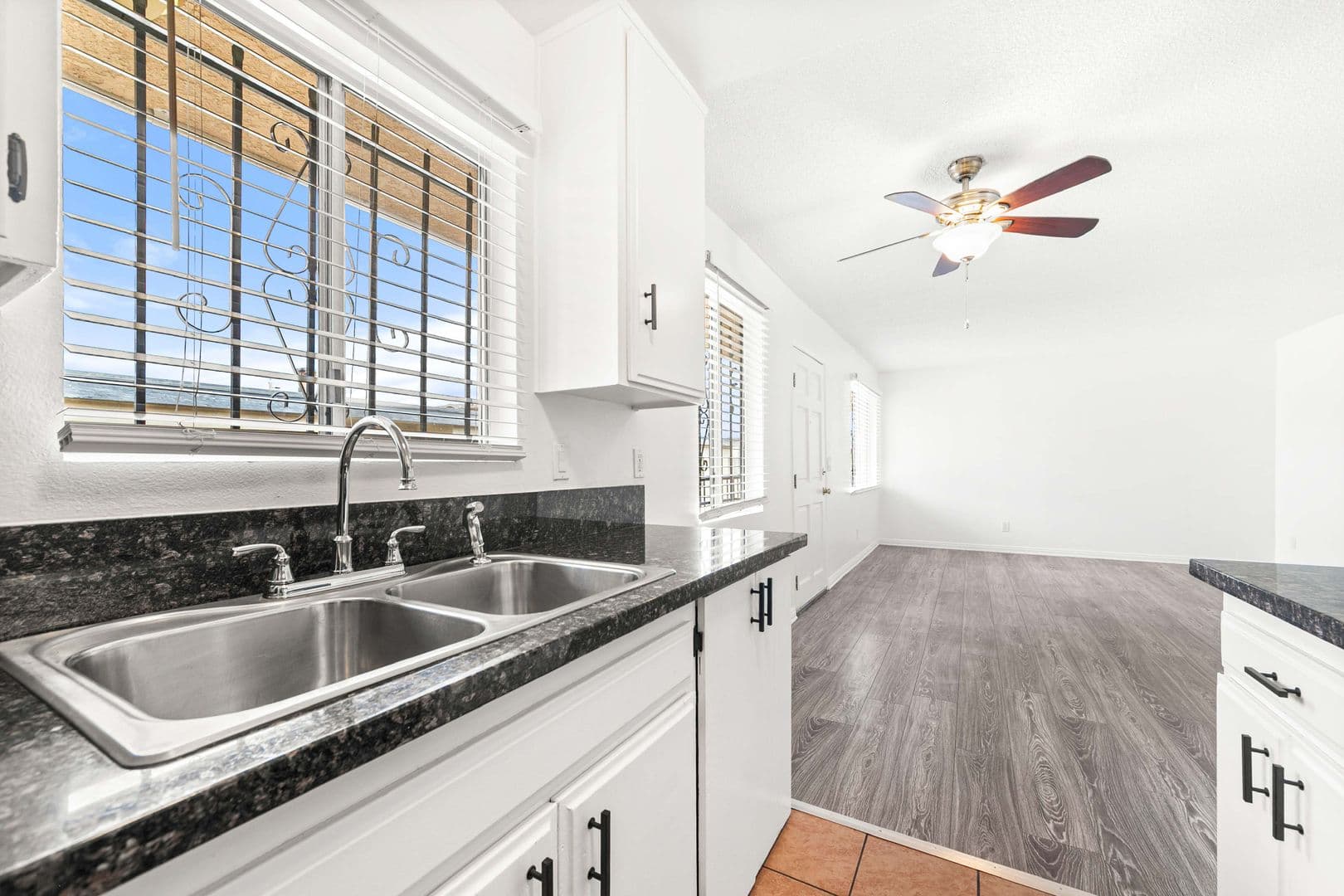 Los Angeles Apartment: 2509 Crenshaw Blvd.