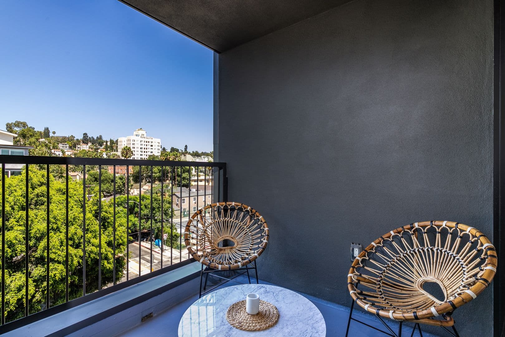 Los Angeles Apartment: 1737 N Las Palmas Ave