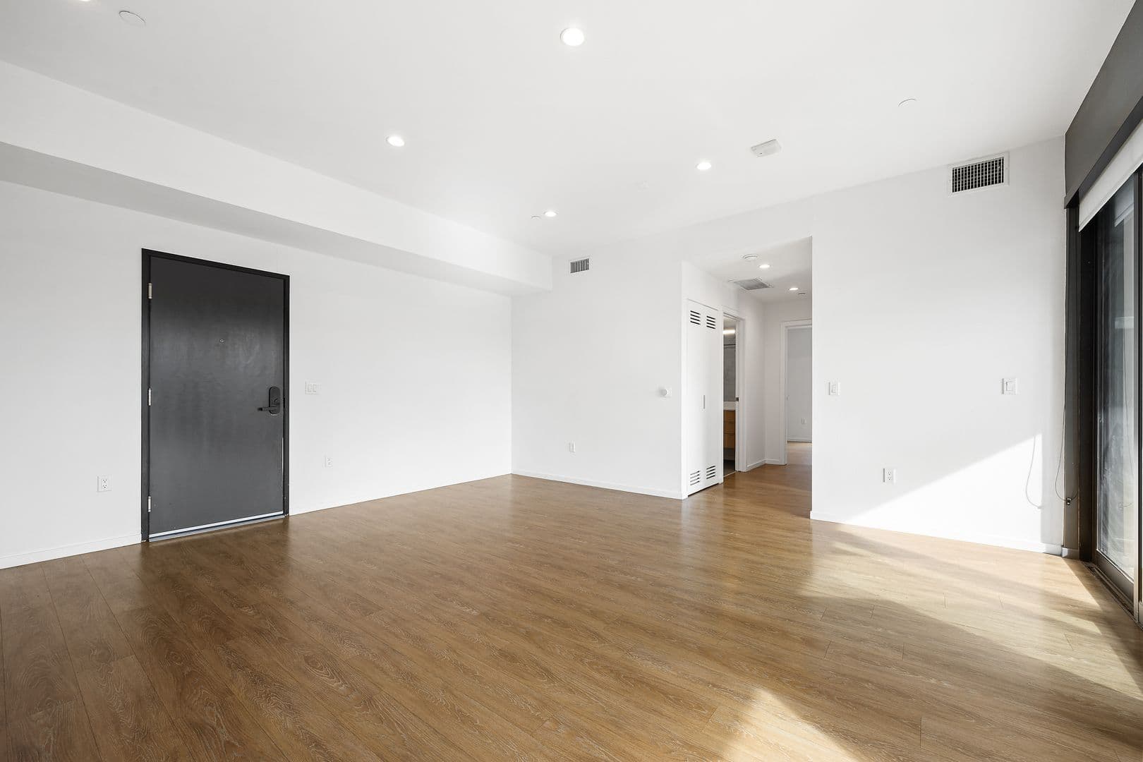 Los Angeles Apartment: 1737 N Las Palmas Ave