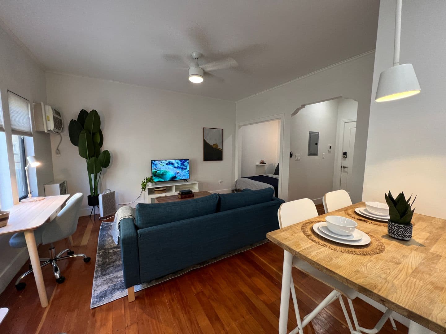 Los Angeles Apartment: 2050 Dracena Drive