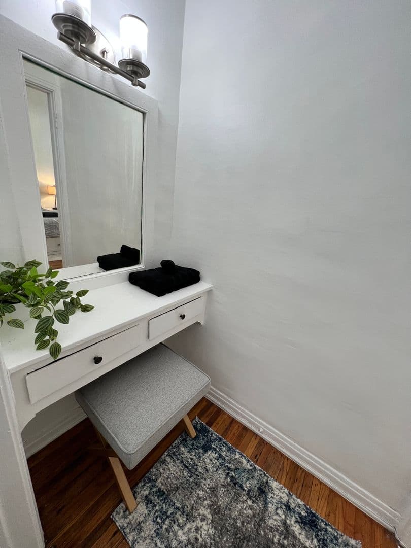 Los Angeles Apartment: 660 S. Cloverdale Ave.