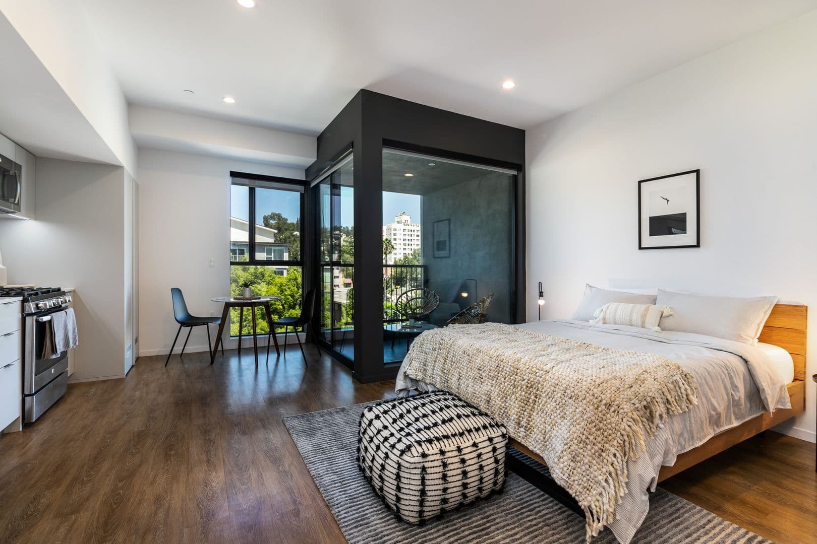 Los Angeles Apartment: 1737 N Las Palmas Ave