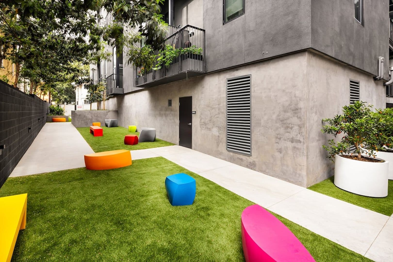 Los Angeles Apartment: 1737 N Las Palmas Ave