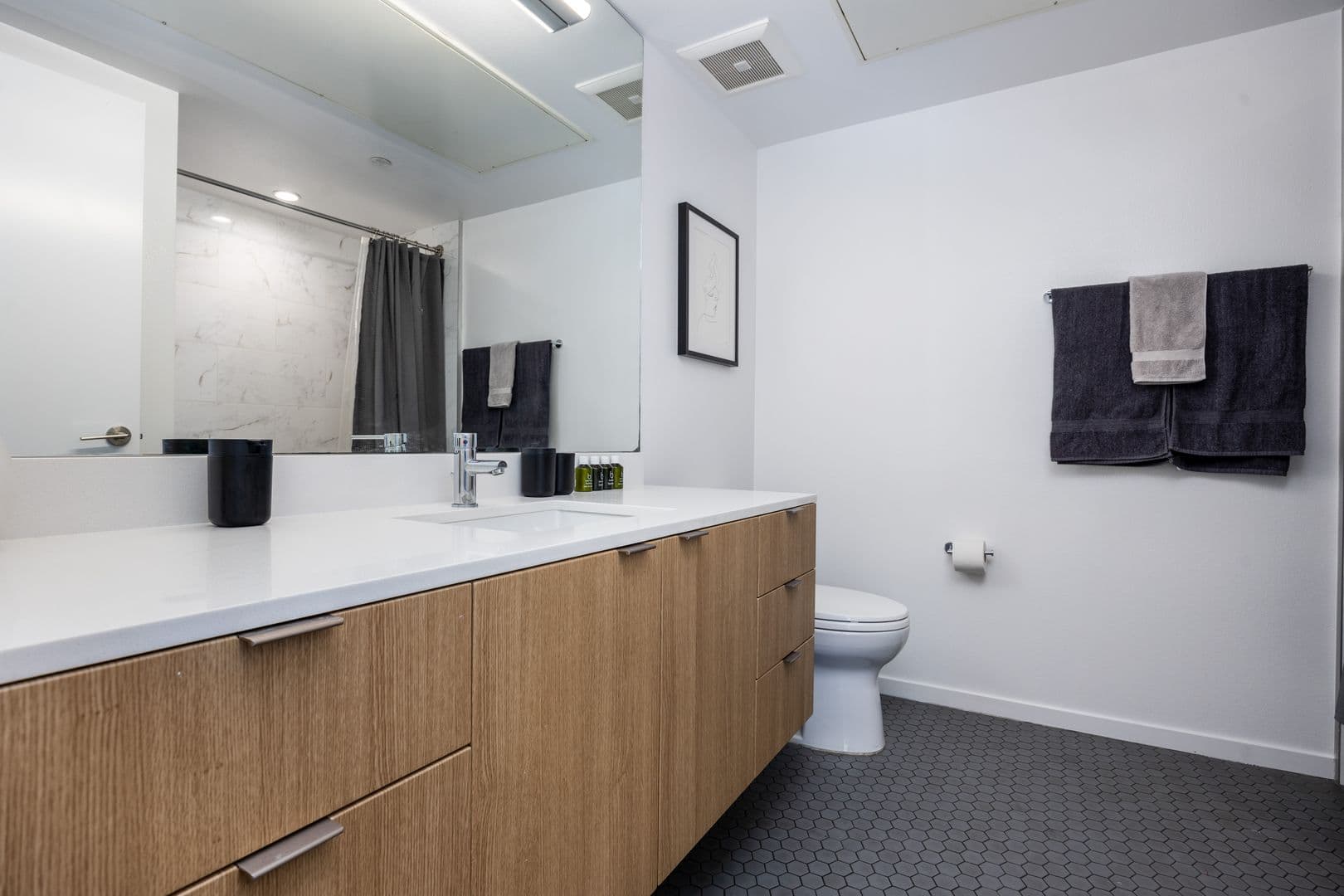Los Angeles Apartment: 1737 N Las Palmas Ave