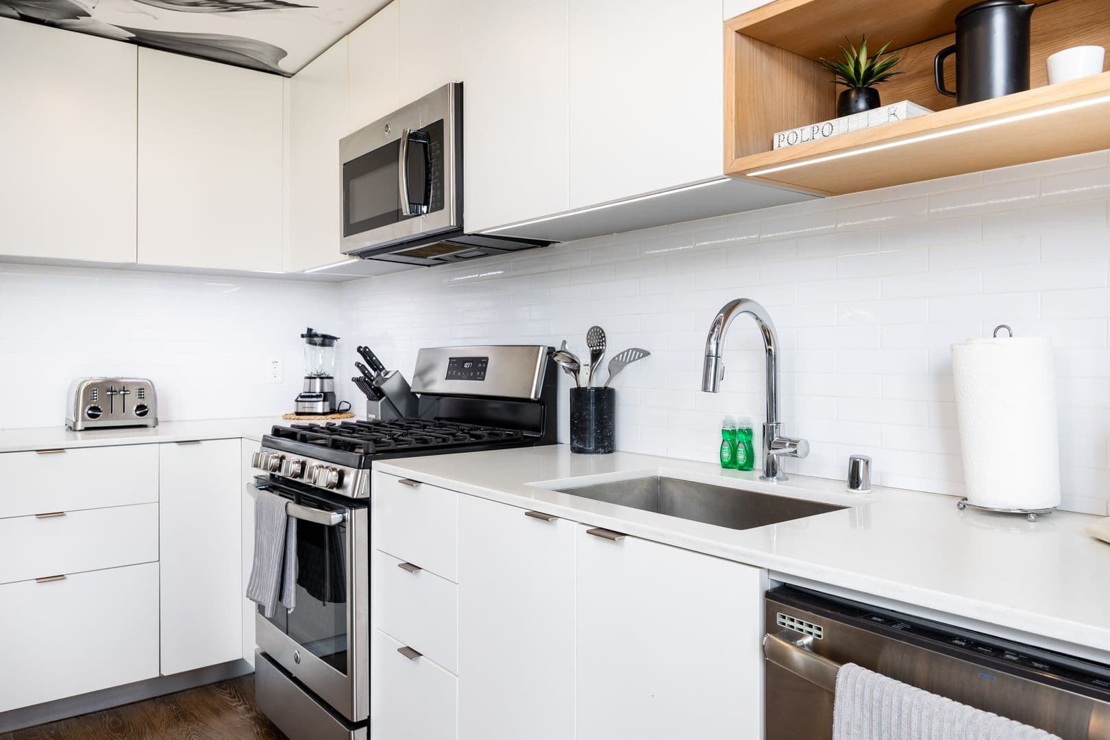 Los Angeles Apartment: 1737 N Las Palmas Ave