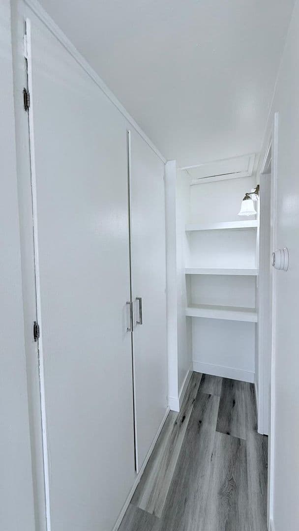 Los Angeles Apartment: 4043 Buckingham Rd.