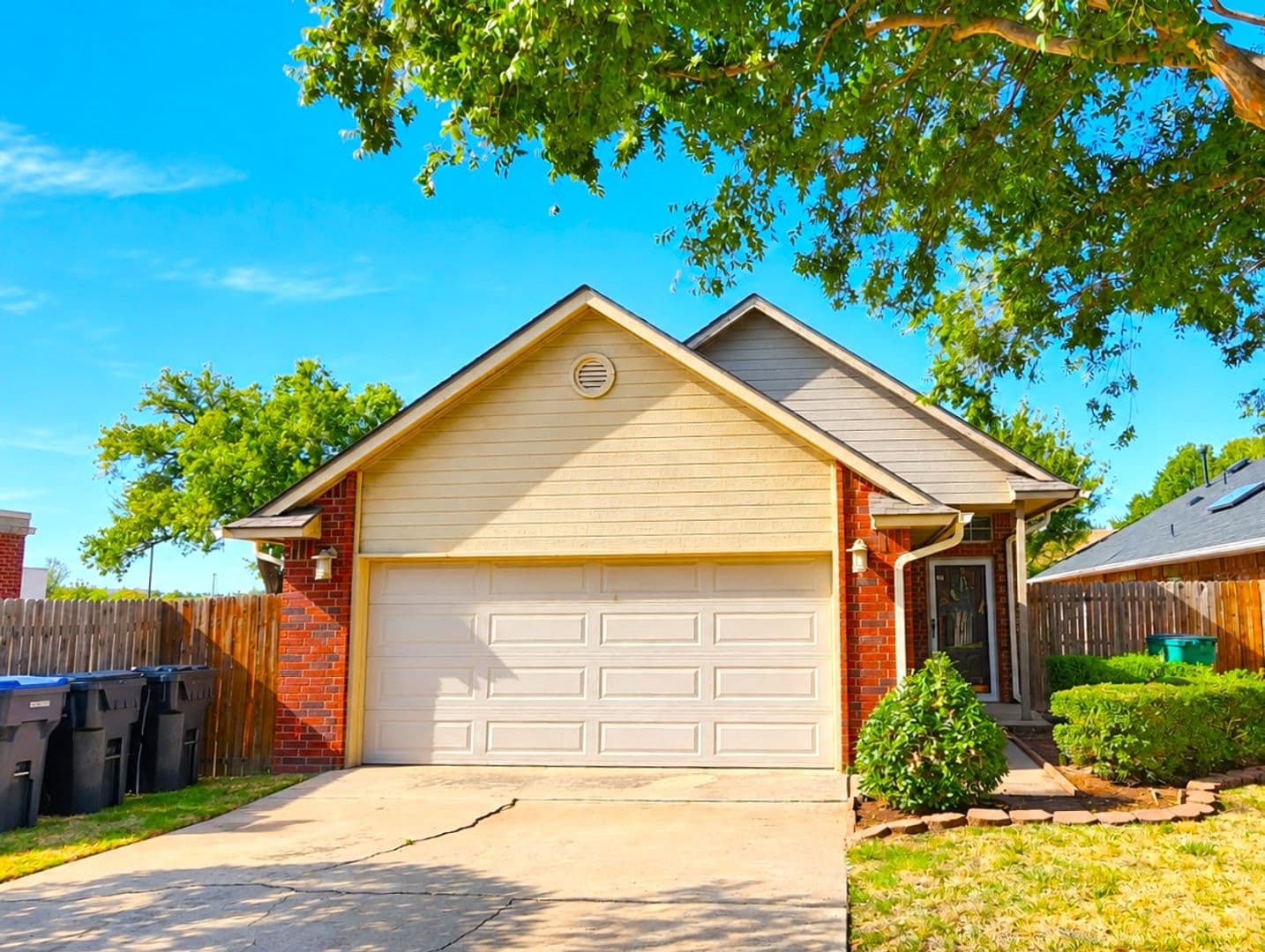 Edmond House: 13821 Pawnee Dr
