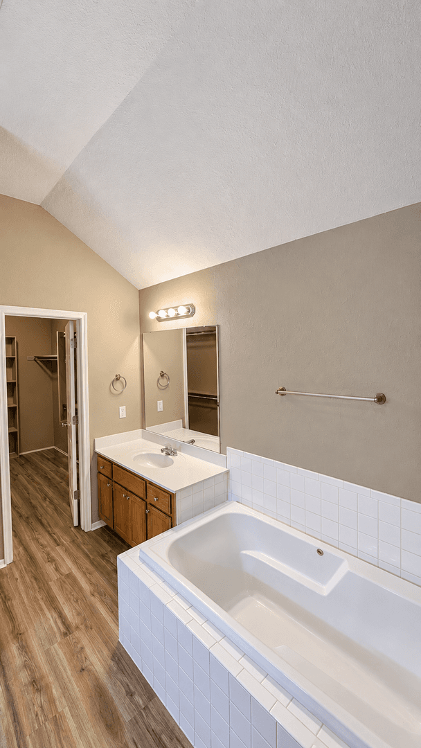 Edmond House: 13821 Pawnee Dr